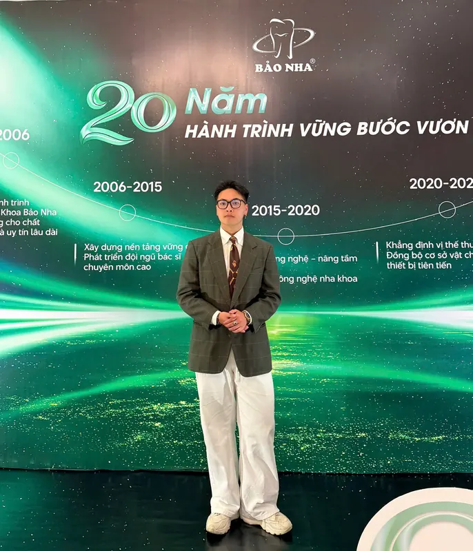 Quang Huy trên sân khấu lễ kỷ niệm 20 năm của doanh nghiệp