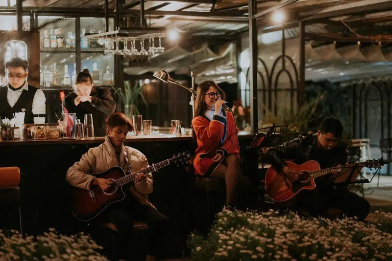 Ban nhạc acoustic trong không gian lounge