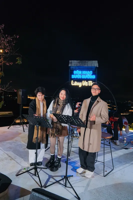 Bộ ba acoustic biểu diễn đêm ngoài trời