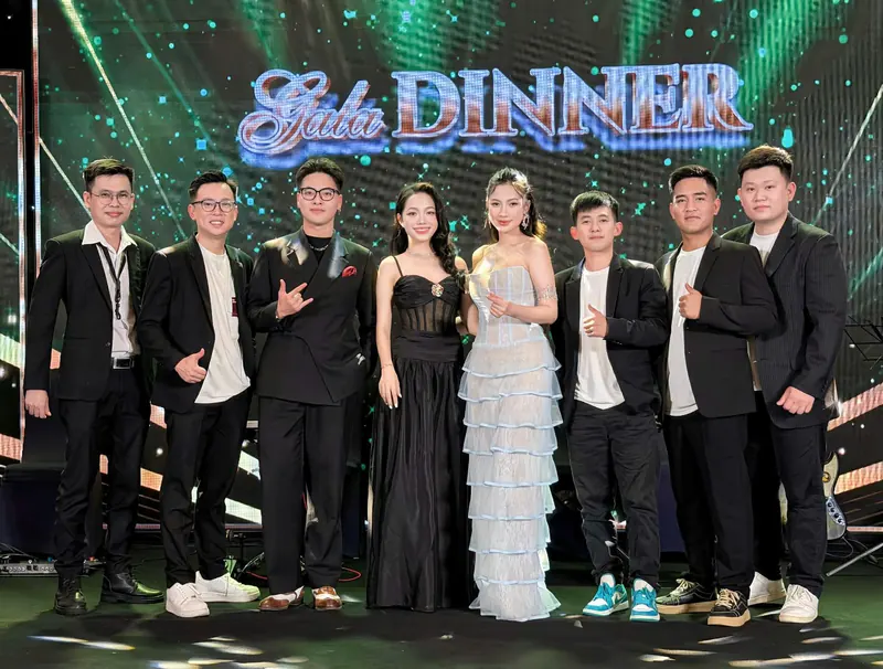 Ban nhạc và ca sĩ trước backdrop Gala Dinner