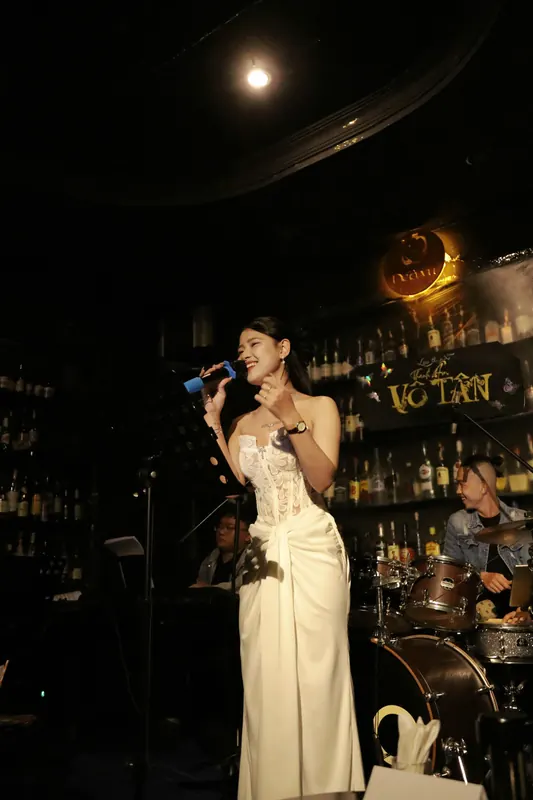 Nữ ca sĩ váy trắng hát trong bar