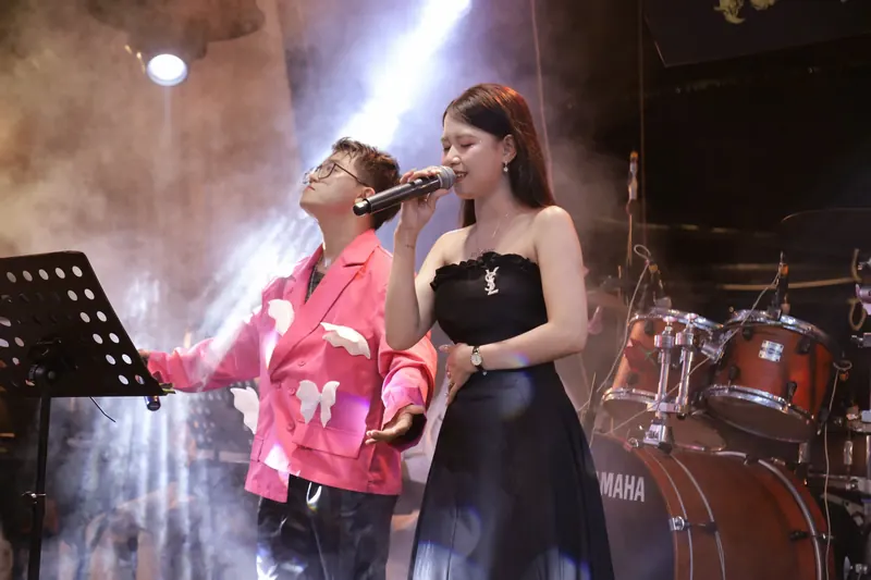 Song ca nam nữ trên sân khấu khói và đèn