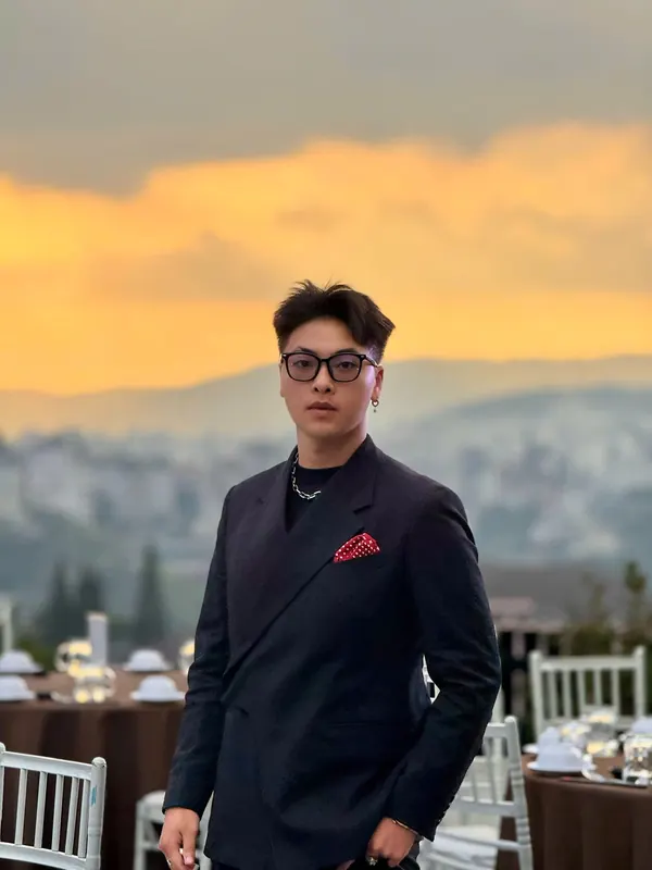 Quang Huy trên sân thượng nhìn ra đồi thông lúc hoàng hôn