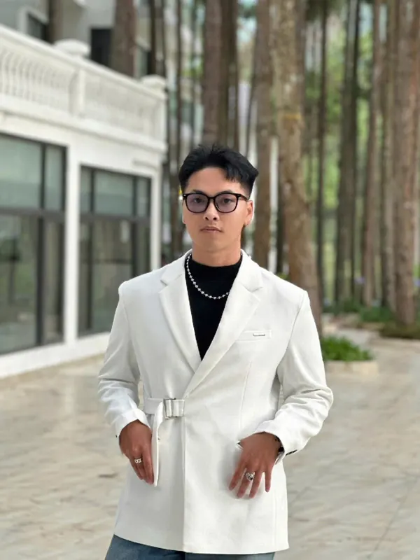 Quang Huy trong blazer trắng giữa rừng thông