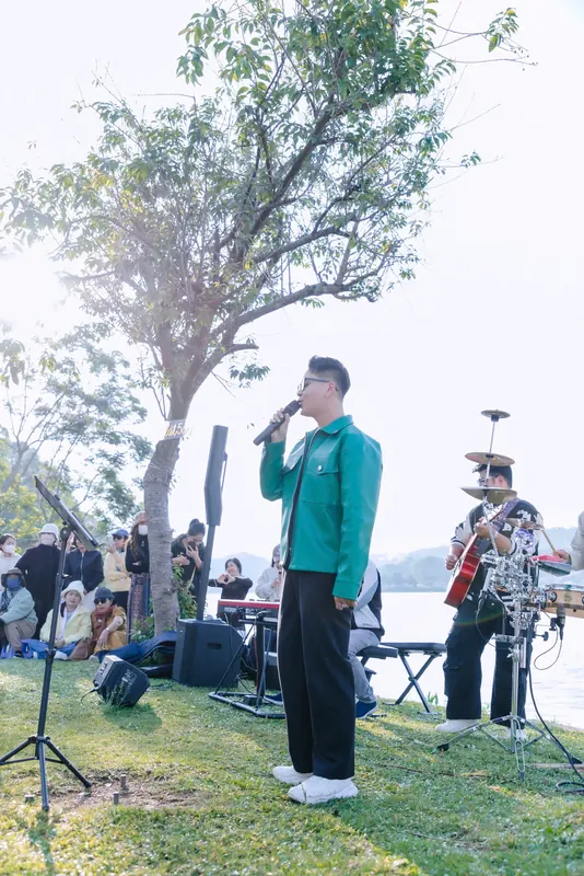 Quang Huy hát cùng band trên bãi cỏ ven hồ