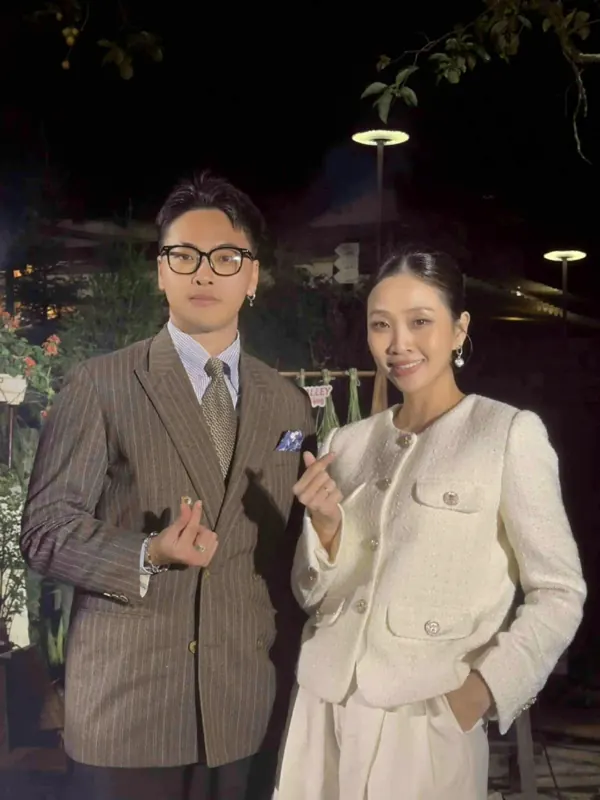 Quang Huy cùng nghệ sĩ khách mời tại một đêm diễn ngoài trời