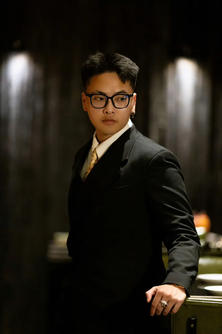 Chân dung Quang Huy trong vest đen